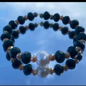 Hermosa pulcera. Es en elástico, color verde y crema.